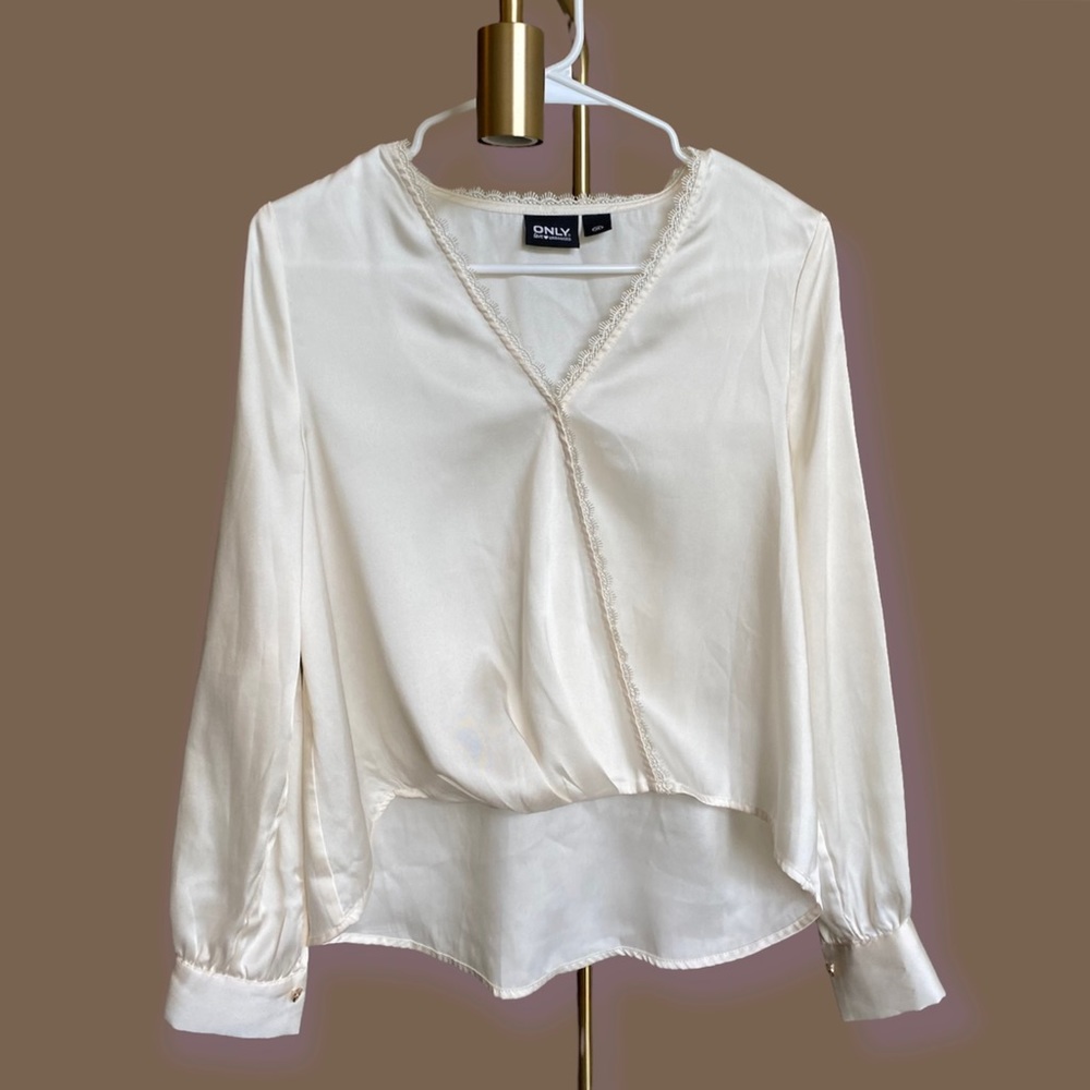 retro vintage style off-white long sleeves silky blouse with lace design